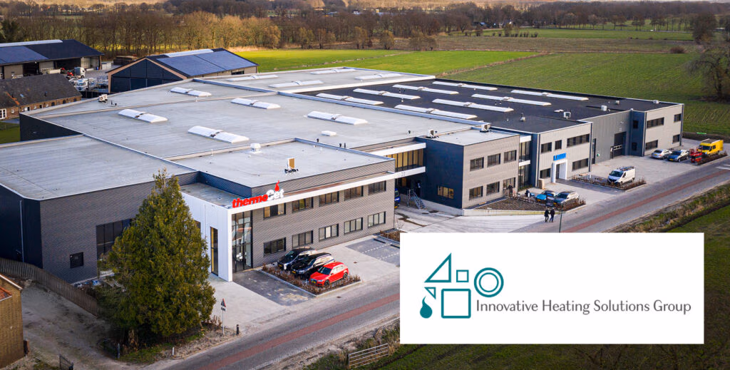 Luchtfoto van een groot industrieel gebouw met geparkeerde auto's ervoor, omgeven door groene velden. Het logo van de Innovative Heating Solutions Group en stijlvolle haardaccessoires zijn rechtsonder te zien.