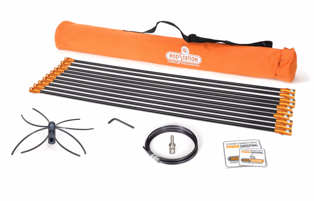Schoorsteenreinigingsset met oranje draagtas, tien zwarte staven met oranje uiteinden, een zwarte borstelkop, een inbussleutel, kabel, metalen adapter en instructiekaarten-essentiële haardaccessoires netjes gerangschikt op een wit oppervlak.